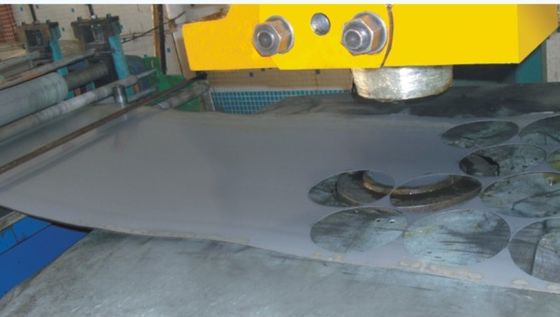 Efisiensi tinggi NC Feeder Dengan LCD Display mesin perforasi mesin pemotong untuk polesan mesin logam barang