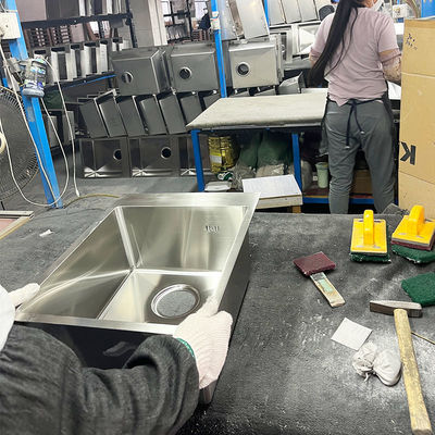 Manufaktur wastafel buatan tangan dibuat mudah dengan jalur produksi otomatis
