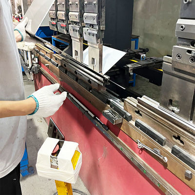 Mesin lentur lembaran stainless steel untuk wastafel dalam manufaktur industri dan proyek kustom