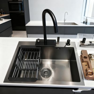 Sink dapur stainless steel 800mm dengan dua baskom dengan finishing berus, sound-damping pads, dan drainase belakang.